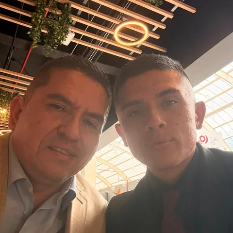 Alejandro y Kevin R.