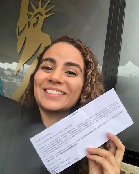 Cliente de American Visas con su visa aprobada