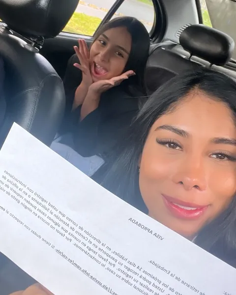 Cliente de American Visas con su visa aprobada