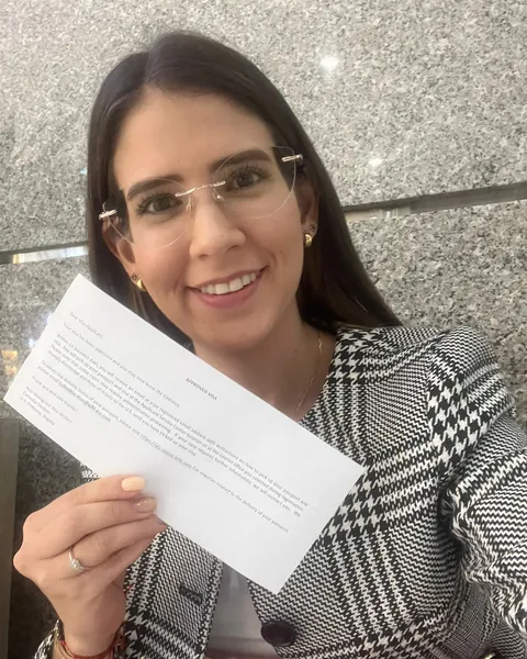 Cliente de American Visas con su visa aprobada